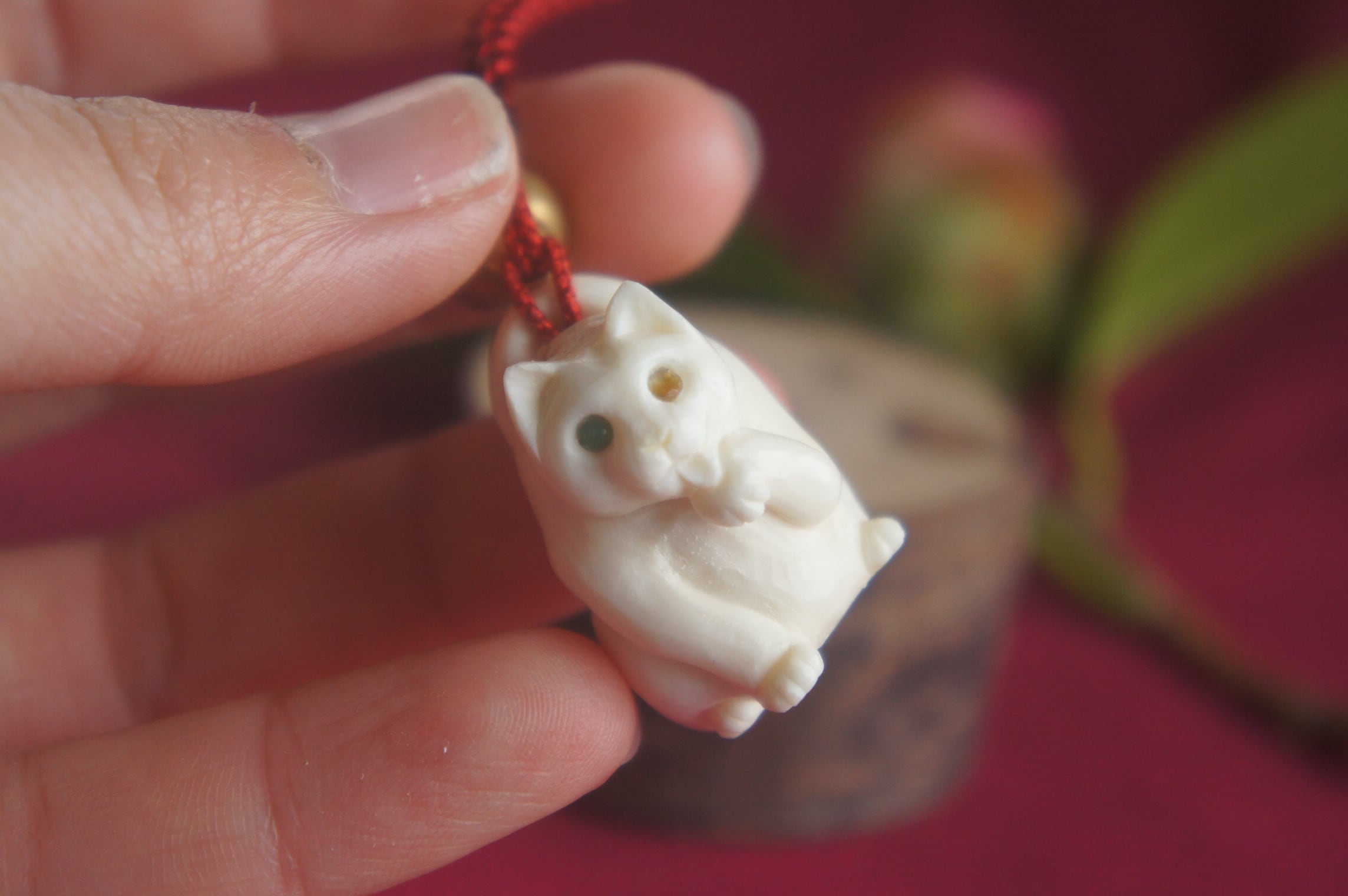 鹿角彫刻「けづくろい猫」根付 | deer bone 