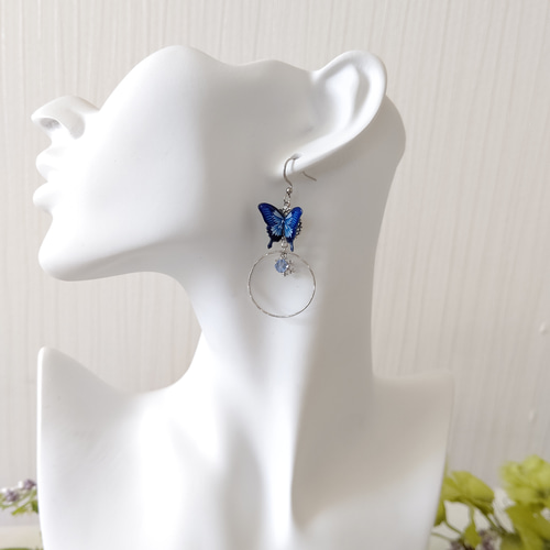 アシンメトリー雪の結晶とスワロフスキー✩.*˚ 羽ばたく蝶々。蝶々