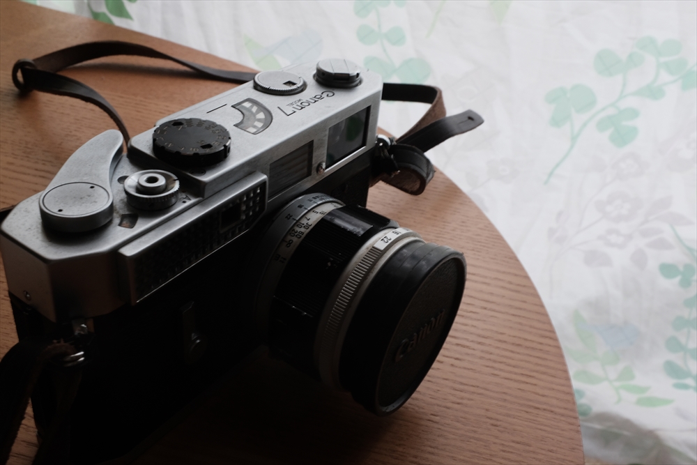 Canon7というずっしり重いフィルムカメラ。1本のフィルムを撮りきるの