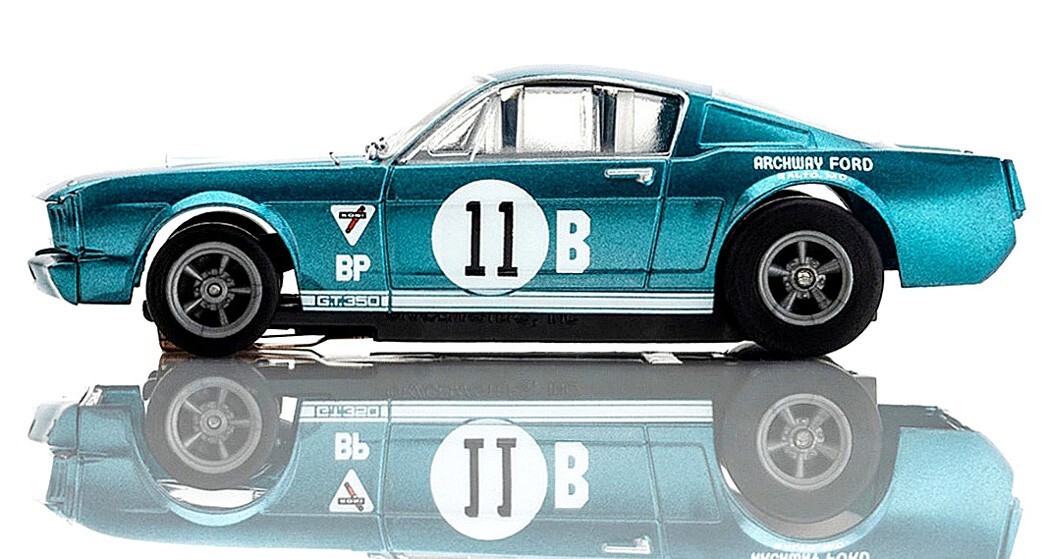 AFX Mega G+ 1965 Shelby GT350R Mustang #11 Mark Donohue HO Slot