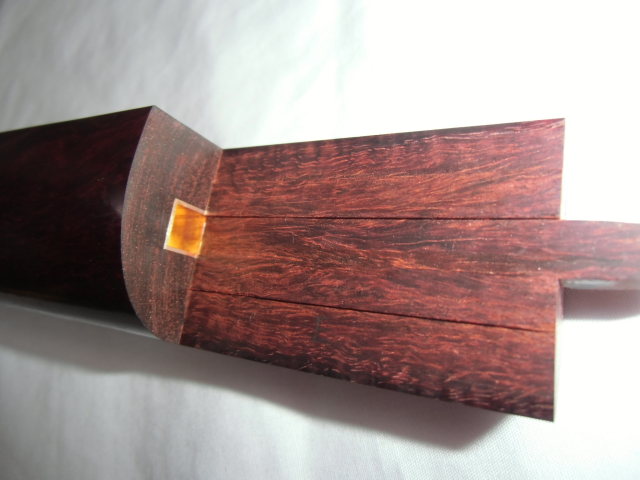 新品 津軽三味線 紅木 金細 綾杉胴 仮継ぎ付き 幅一寸 トチ多数 極上品