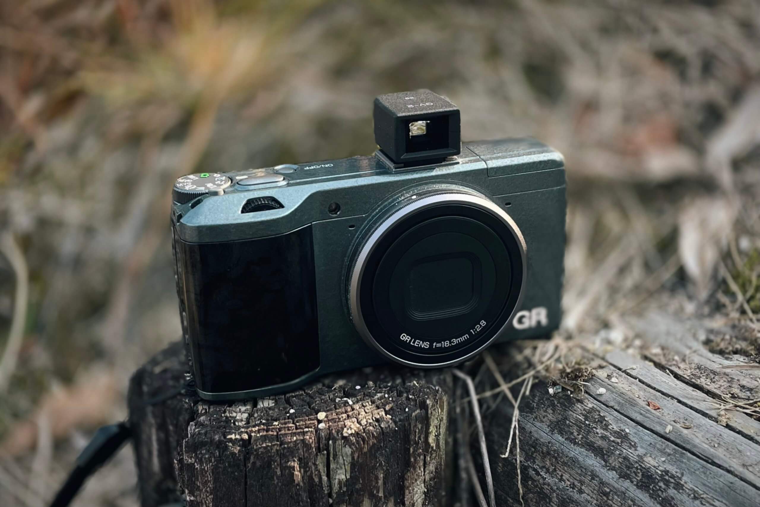 だまされたと思って、RICOH GRに外付けの光学ファインダー GV-2をつけ