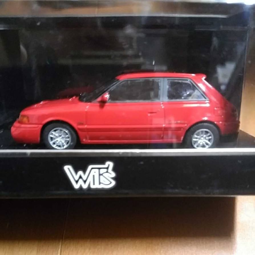 Mazda familia 1/43スケールモデル 赤 Mazda familia 1/43スケール