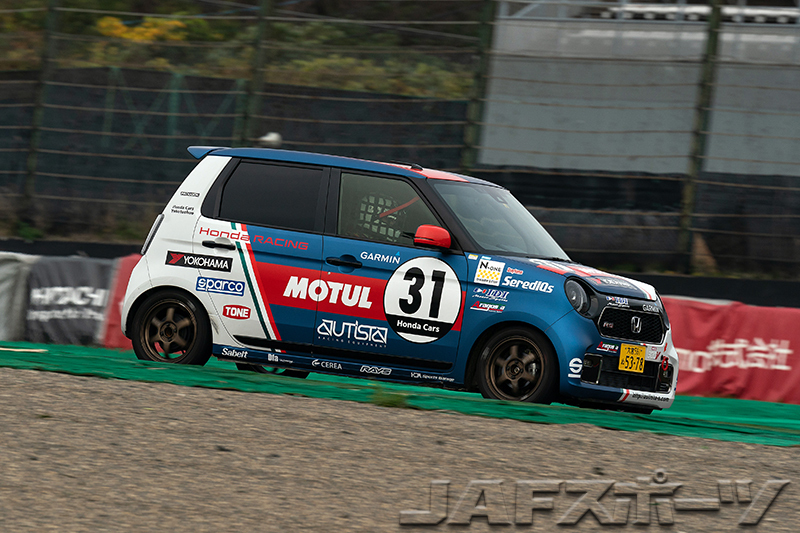 チャンピオン確定の最終戦。F4は佐藤樹選手、N-ONEは岩間浩一選手が