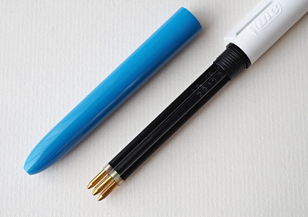 夏はモンブランの4色ボールペン＋単色1本の編成で軽やかに立ち回る