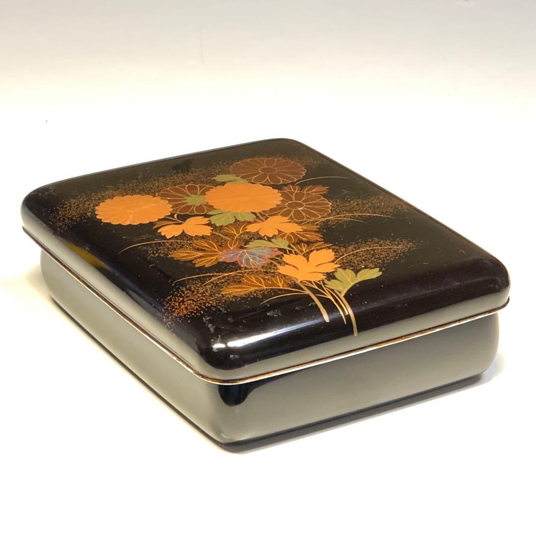 煙草入れ　木製漆器　金蒔絵　菊図　小物入れ 籬菊蒔絵道中煙草盆 - 京都国立博物館 館蔵品データベース