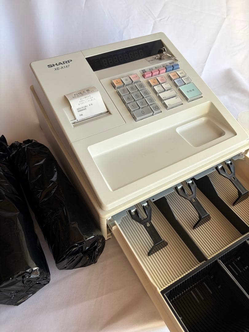 値引き可能　SHARP XE-A147 ホワイトレジスター　新品ロール紙8つ付き Amazon | シャープ 電子レジスタ 8部門 ホワイト系 XE-A147-W