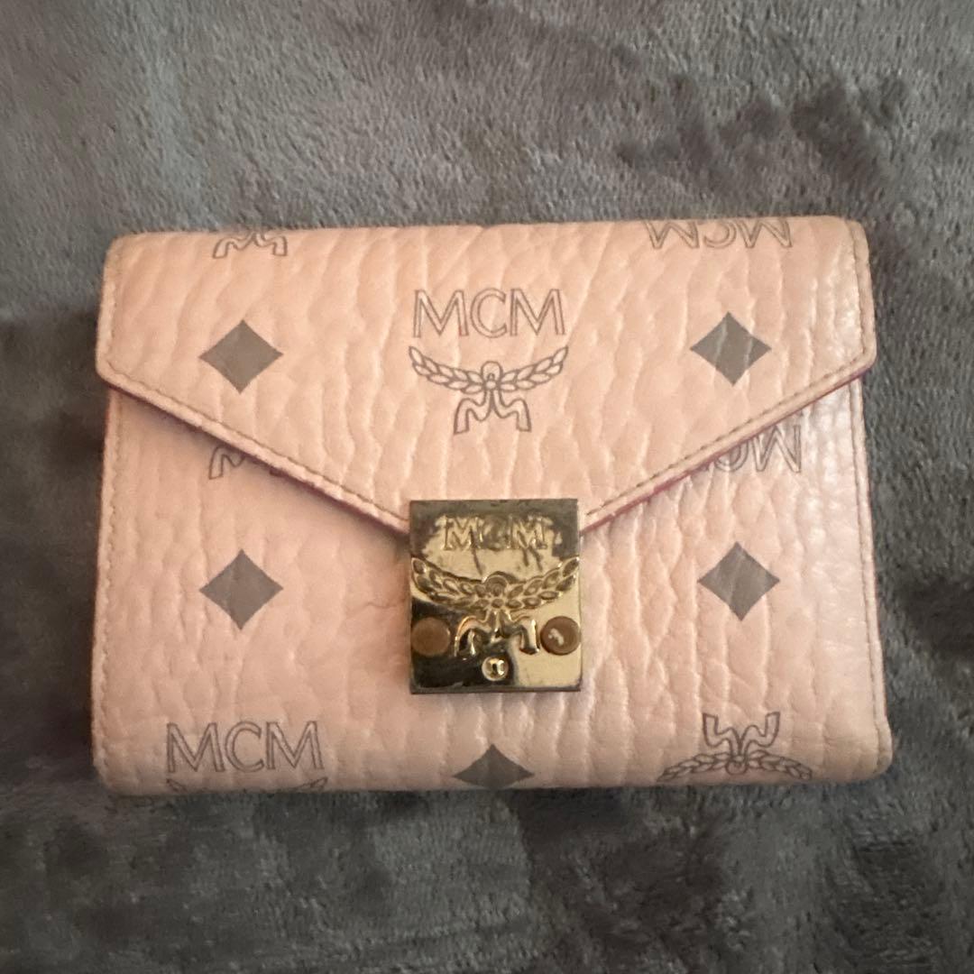 MCM ピンクレザー 三つ折り財布 MCM（エムシーエム）の「MCM/エムシーエム/〈ヴィセトス オリジナル