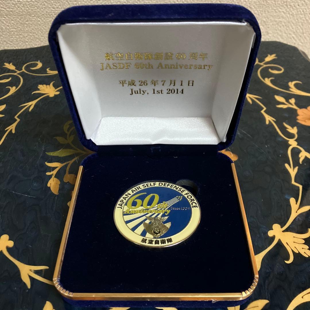 日本航空自衛隊 60周年記念メダル ブルーインパルス創設60周年オリジナル記念メダル スタンド型ケース入り